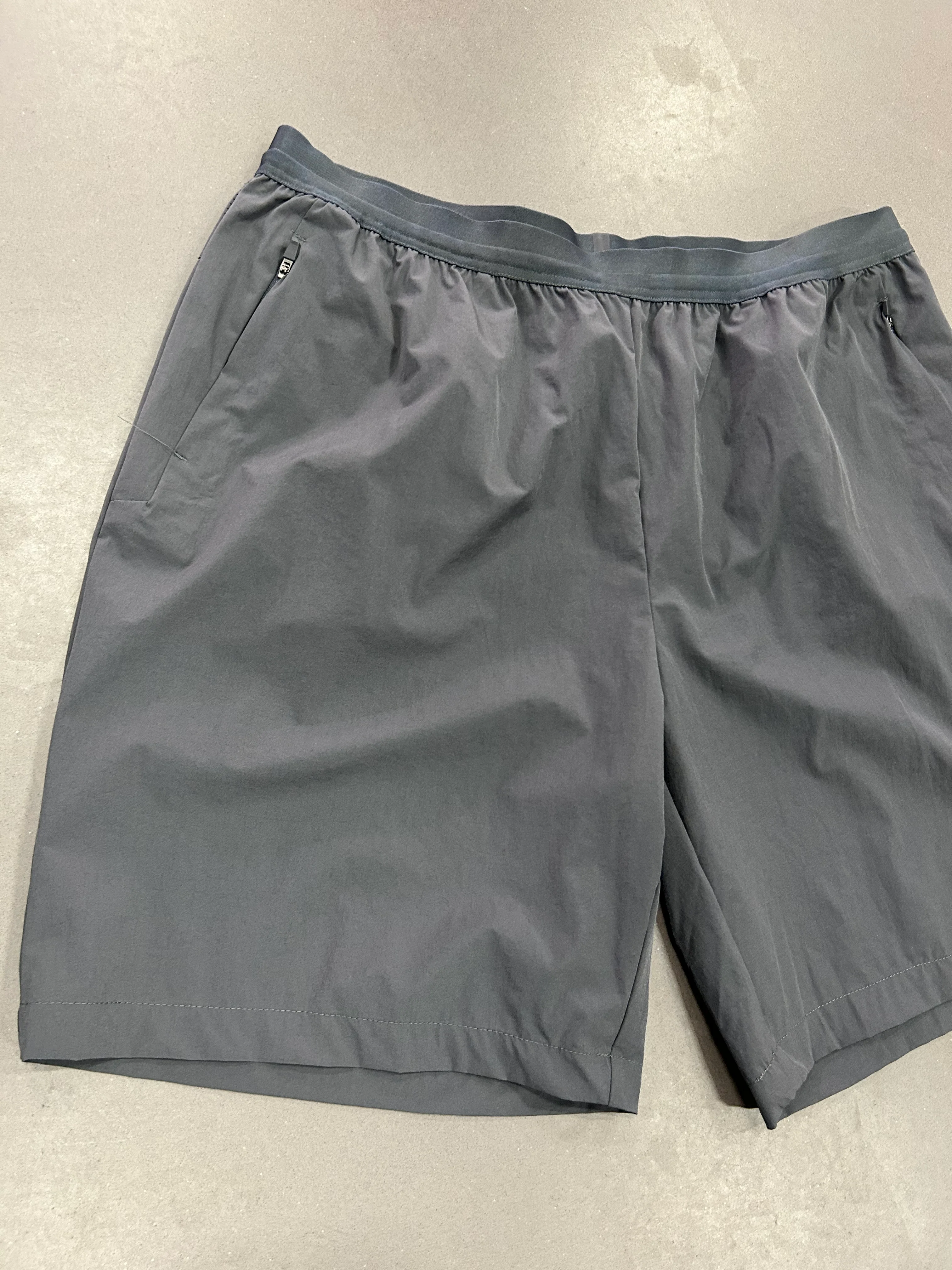 RESELL: Dark Grey T1 short XL - Image 3